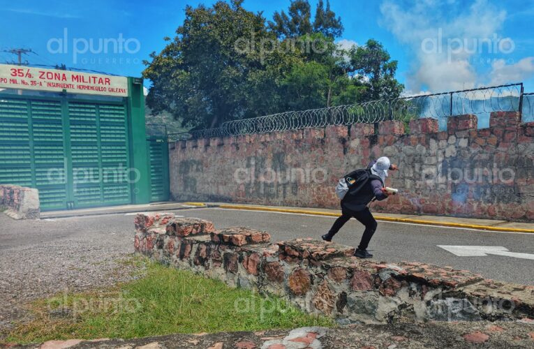 Normalistas de Ayotzinapa lanzan petardos a la Zona Militar en Chilpancingo