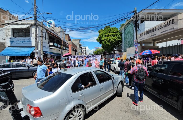Maestros del SNTE bloquean avenida en Chilpancingo tras destitución de director de secundaria