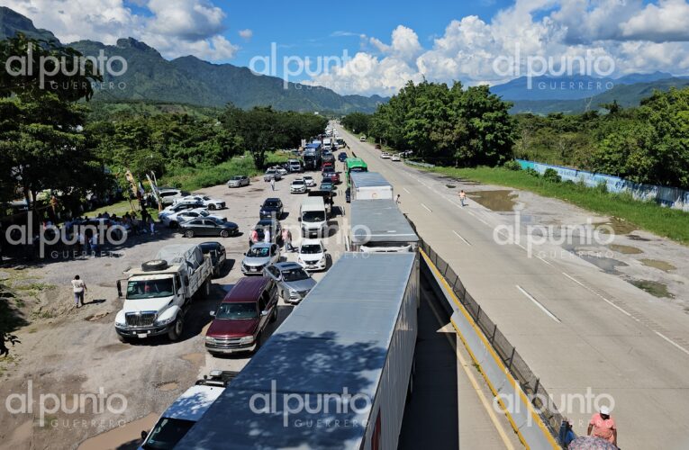 Bloquean autopista y carretera federal en Ocotito; exigen seguridad tras enfrentamientos en la sierra