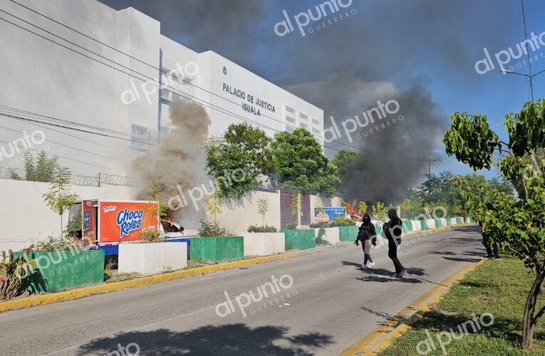 Ayotzinapa: queman 3 camionetas y lanzan petardos en Palacio de Justicia en Iguala