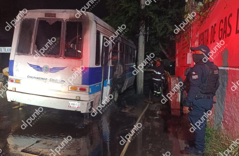 Hombres desconocidos incendian camión del Circuito Río Azul en Chilpancingo