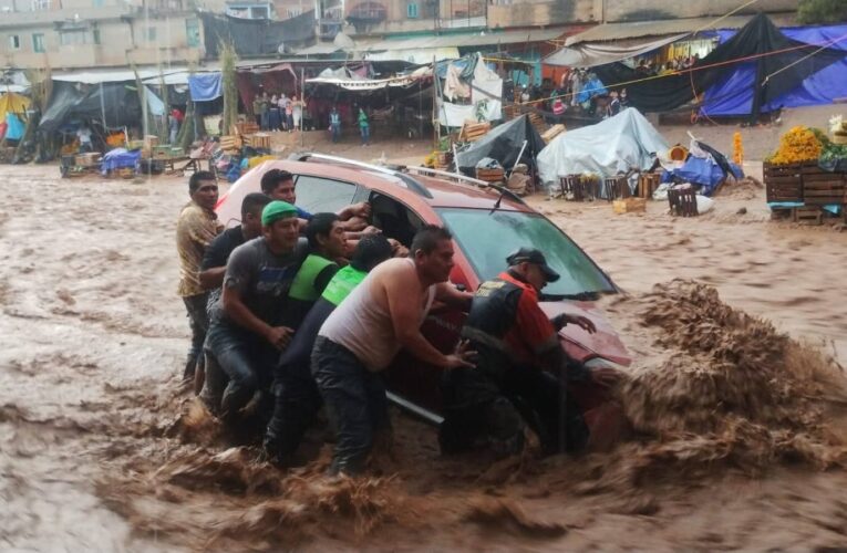 Fuerte tromba causa daños en Tlapa de Comonfort