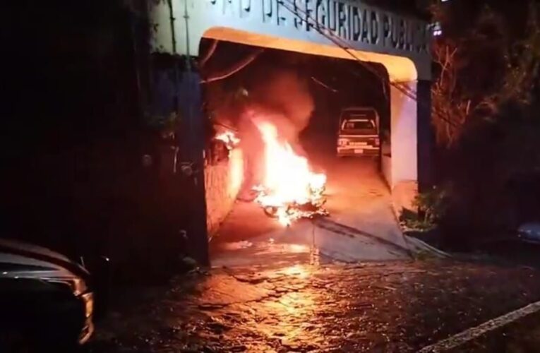 Taxistas de Taxco incendian motocicletas de la Policía Estatal tras acusar agresión a un compañero