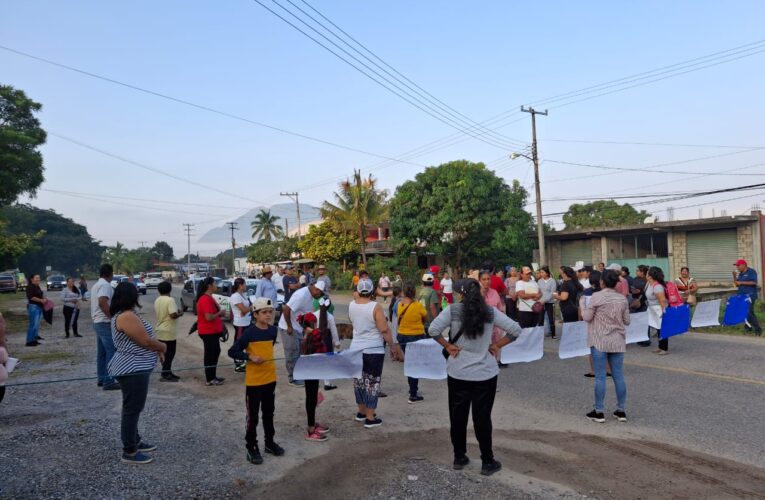 Bloquean en Buenavista de la Salud por falta de maestros en una primaria