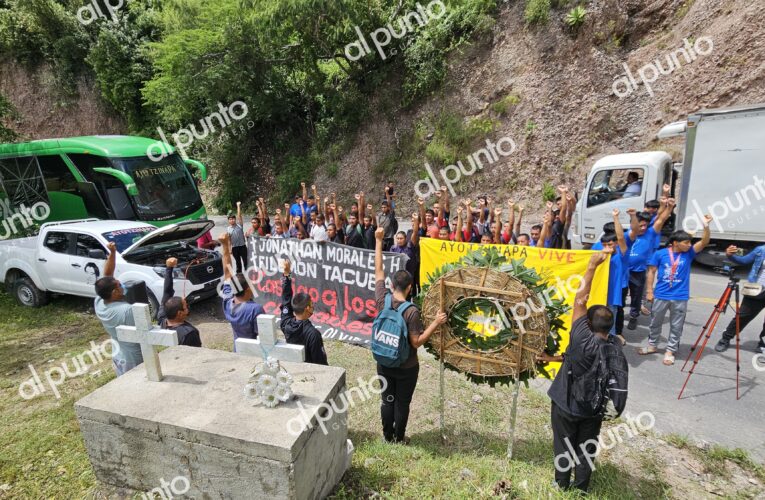 Ayotzinapa: estudiantes realizan homenaje a normalistas asesinados en el libramiento a Tixtla