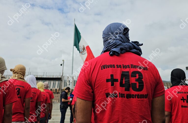 Egresados de Ayotzinapa protestan en Palacio de Gobierno para exigir plazas docentes