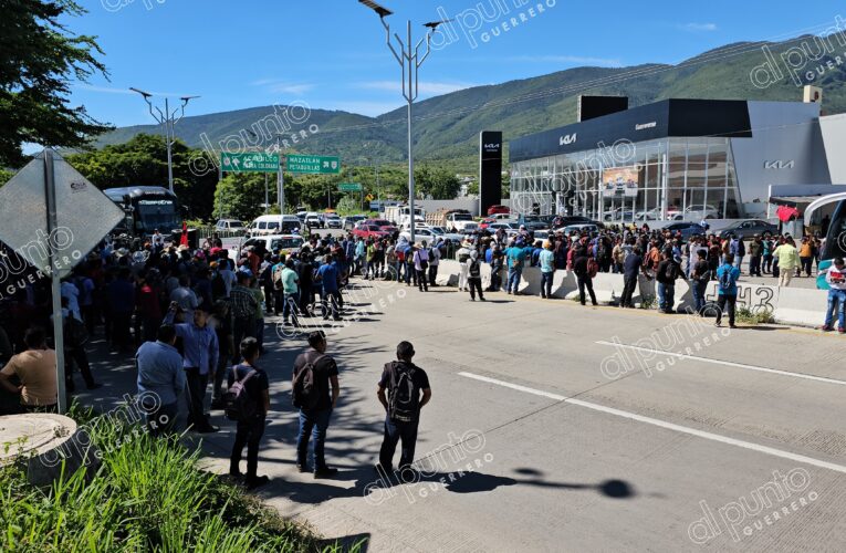 Bloquean policías comunitarios la autopista del sol en Chilpancingo