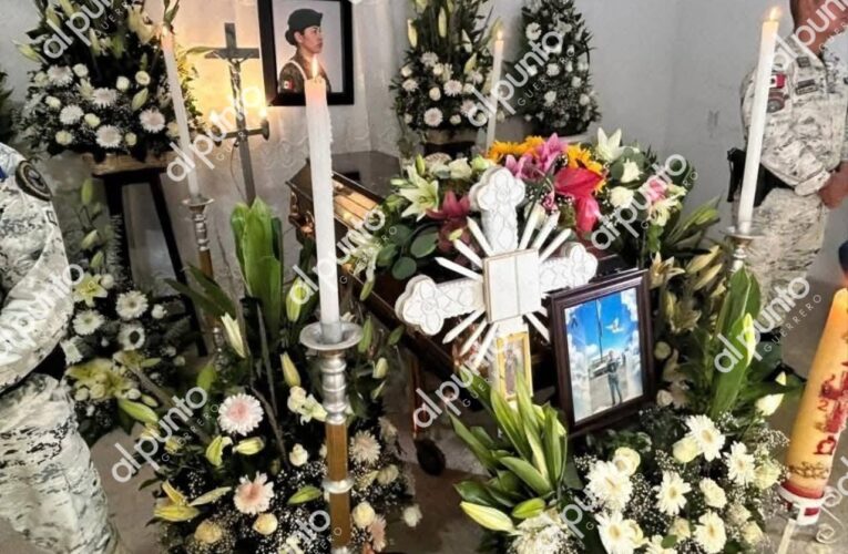 Velan a la soldado Stephania Carmona en su natal Ajalpan; familia pide justicia y respeto