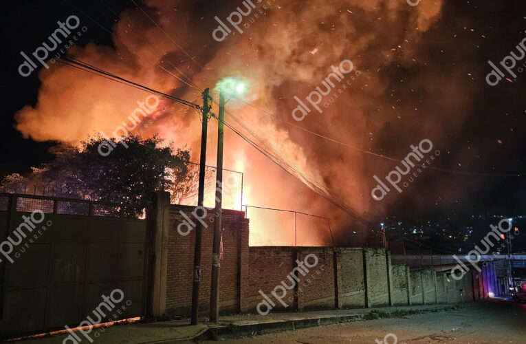 Fuerte explosión provoca incendio en una bodega al sur de Chilpancingo