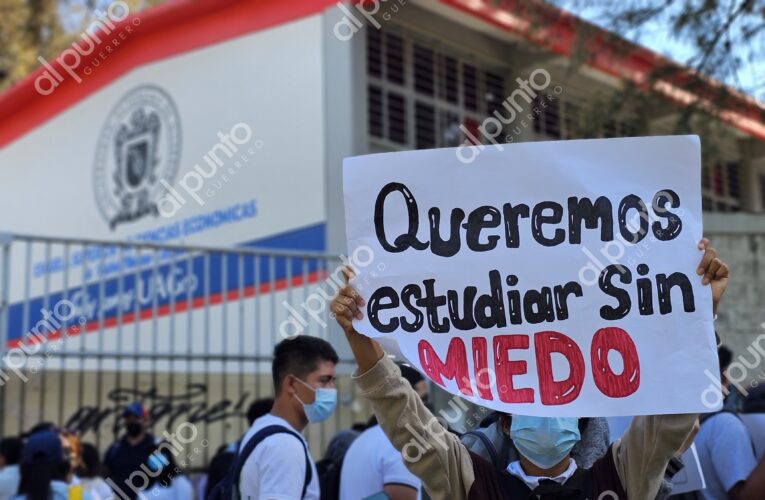 Alumnos de Ciencias Económicas de la UAGro toman la escuela y bloquean por falta de seguridad en el plantel
