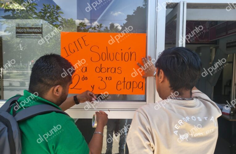 Docentes de telesecundarias protestan en IGIFE por incumplimiento de obras en Ayutla de los Libres.