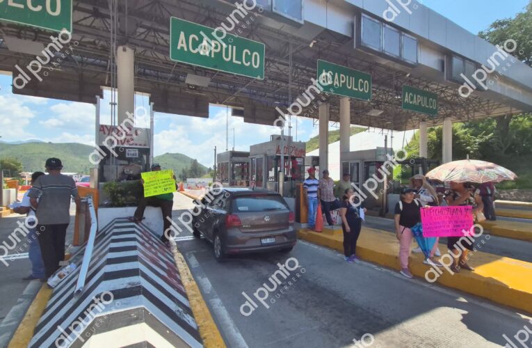 Toman productores caseta de cobro en Palo Blanco; exigen apoyos para el campo