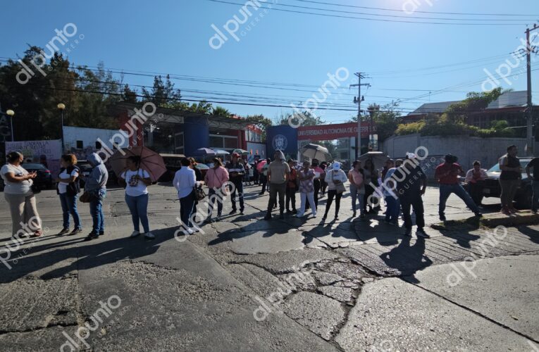 Padres, maestros y directivos bloquean avenida para exigir seguridad en escuela primaria