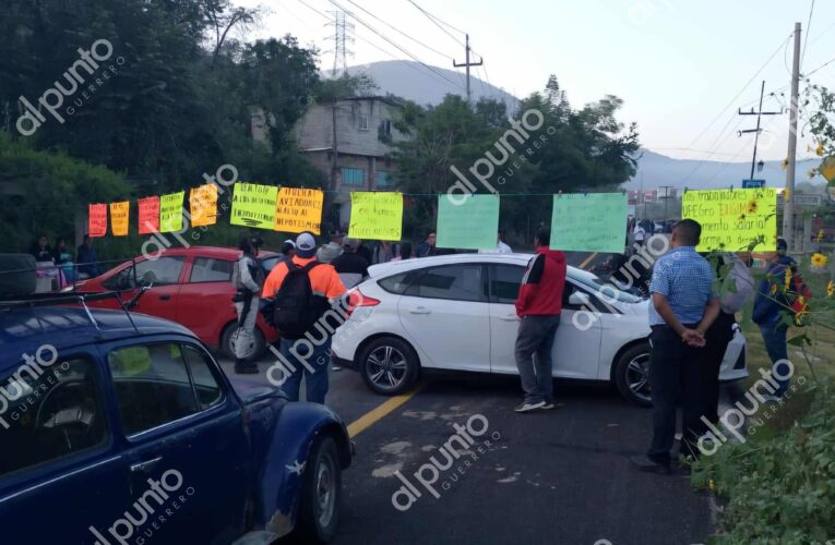 Trabajadores de la UPEGro bloquean la carretera Taxco-Iguala y toman las instalaciones del plantel