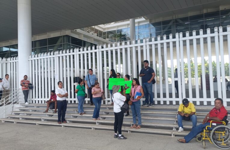 Protestan representantes de funerarias en el edificio inteligente de Acapulco; exigen permisos de cremación