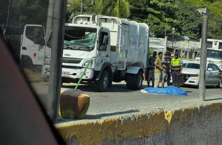 Muere un estudiante y una adulta mayor en choque de camión recoletor de basura contra camioneta pasajera en Acapulco