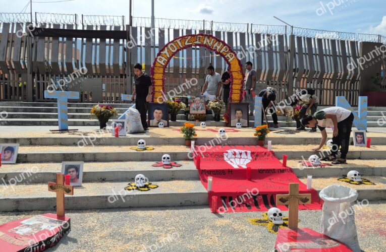 Estudiantes de Ayotzinapa colocan ofrenda en Palacio de Gobierno en memoria de normalistas asesinados