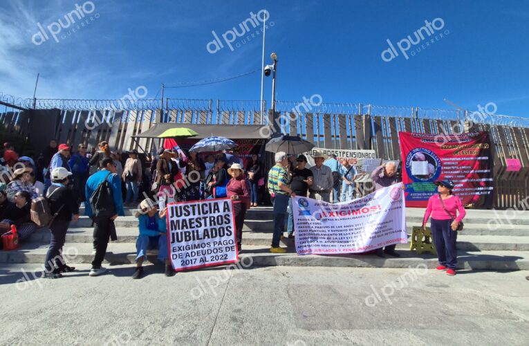 Protestan jubilados y pensionados en Palacio de Gobierno