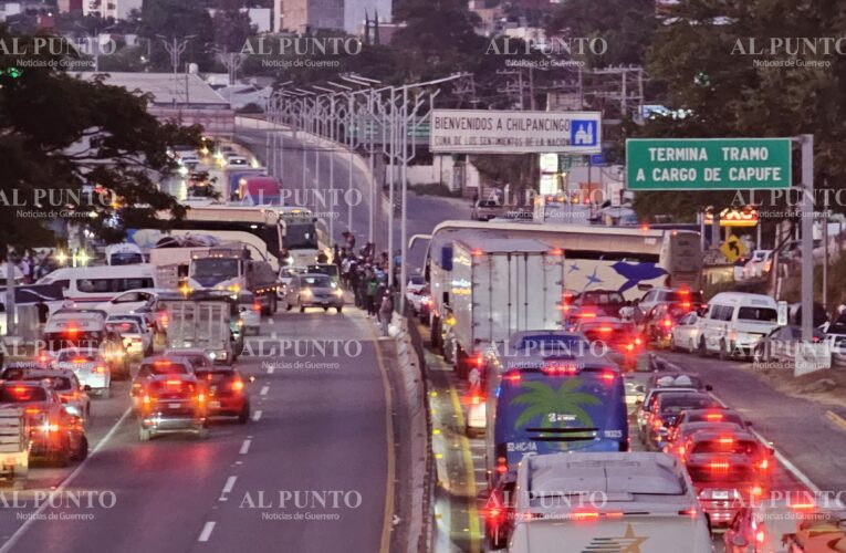 Normalistas de Ayotzinapa bloquean la autopista del sol a la altura del Parador del Marqués