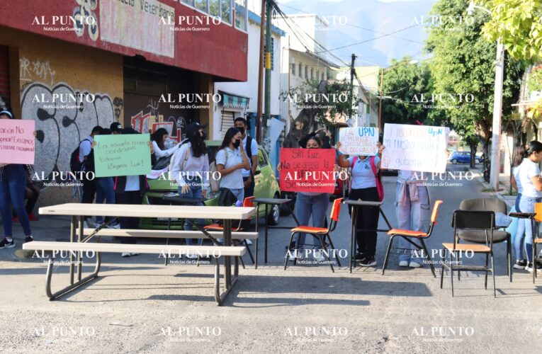 Estudiantes de la UPN bloquean con butacas para exigir el restablecimiento de la energía eléctrica