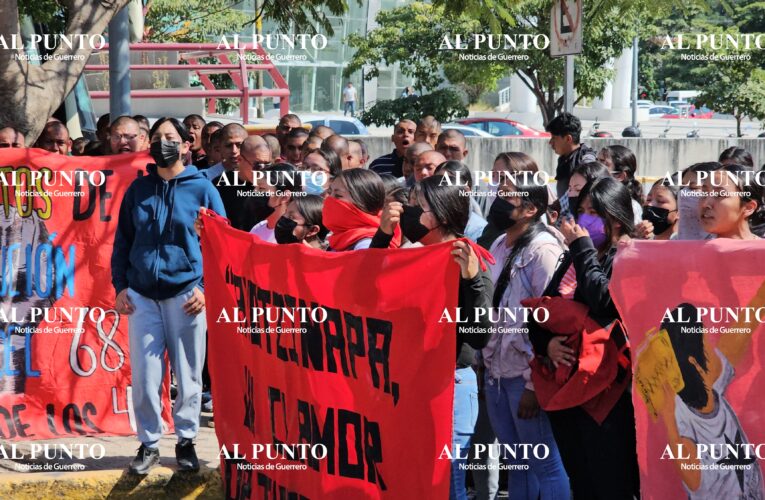 Realizan mitin en Palacio de Gobierno en memoria de normalistas asesinados en 2011