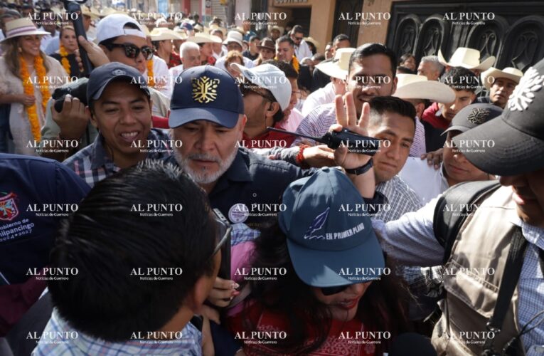 Guarura de la gobernadora y funcionario agreden a reportera durante el Paseo del Pendón