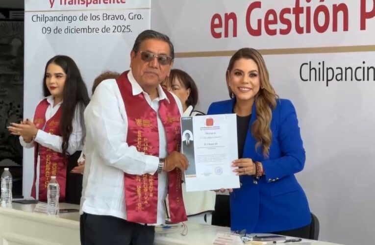 Félix Salgado se gradúa en gestión pública; gobernadora Evelyn asiste como madrina de generación