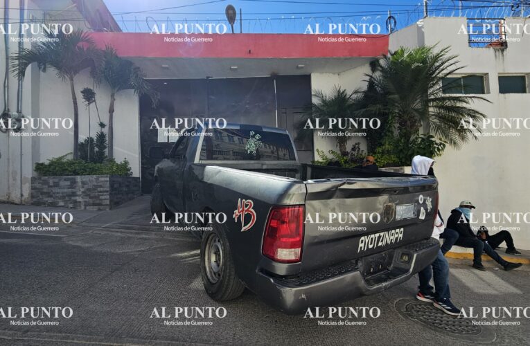 Normalistas de Ayotzinapa protestan en la SEG de Chilpancingo
