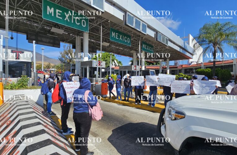 Normalistas liberan peaje en Palo Blanco para exigir plazas docentes