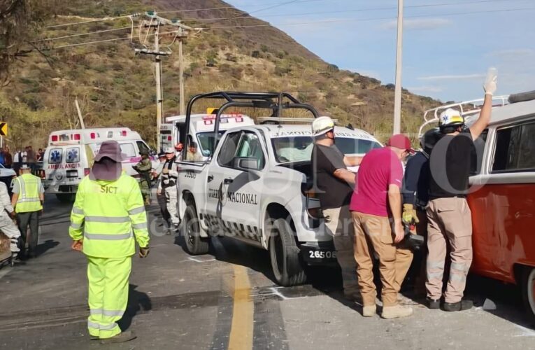 Suman tres muertos en accidente de camioneta de la Guardia Nacional y combi particular en Pilcaya