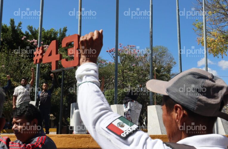 Con reclamos a Sheinbaum y Obrador, conmemoran 136 meses de la desaparición de los 43