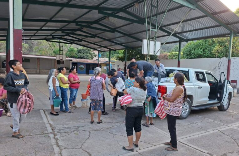 Normalistas llevan apoyo alimenticio a comunidades de Tixtla