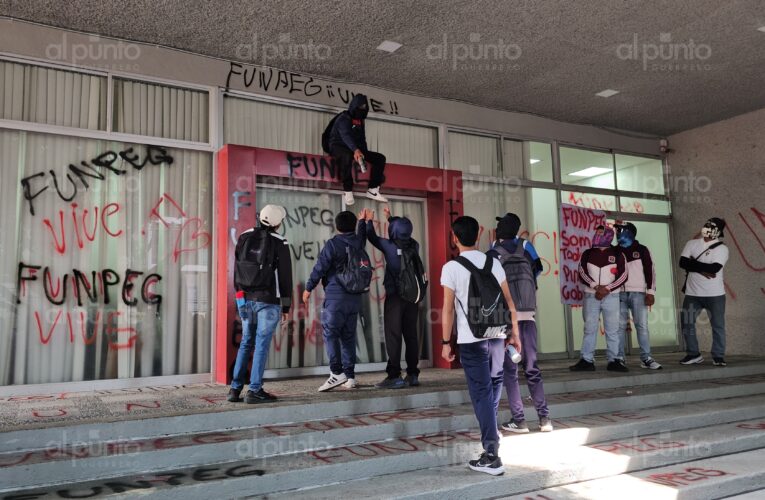Normalistas toman edificio de finanzas y encierran a trabajadores
