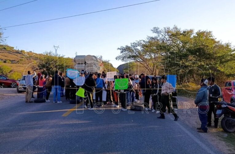 Padres y alumnos bloquean la México-Acapulco en Mazatlán por falta de personal en telesecundaria
