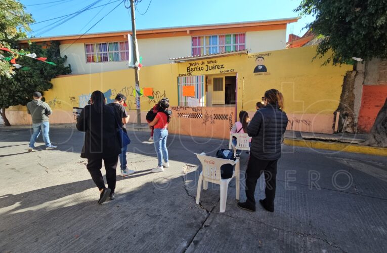 Exigen rehabilitación de kínder dañado por sismo; padres bloquean vialidades en Chilpancingo