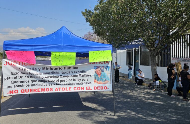 Inician huelga de hambre en la FGE para exigir justicia por asesinato de abogado en Iguala