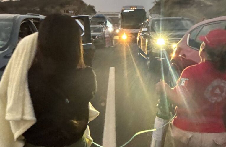 Auxilian a menor que requería oxígeno durante bloqueo ayer en la Autopista del Sol