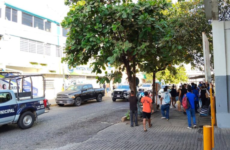 Ataque armado en preparatoria de Lázaro Cárdenas deja dos docentes muertas; alumno es detenido