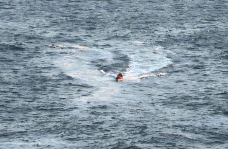 Buscan a pescadores desaparecidos al ser arrastrados por ola en acantilados de Acapulco