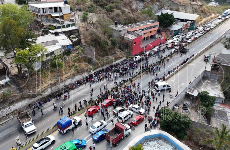 Pobladores de la sierra bloquean el bulevar Vicente Guerrero en Chilpancingo