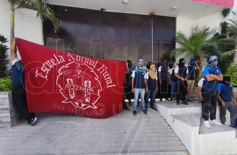 Normalistas de Ayotzinapa toman oficinas de la SEG en Chilpancingo; exigen reunión con el titular