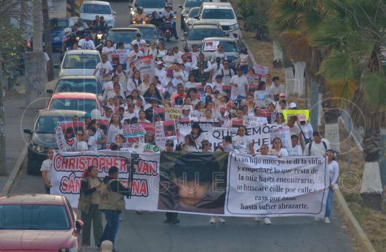 Marchan en Chilpancingo para exigir la aparición de estudiante desaparecido