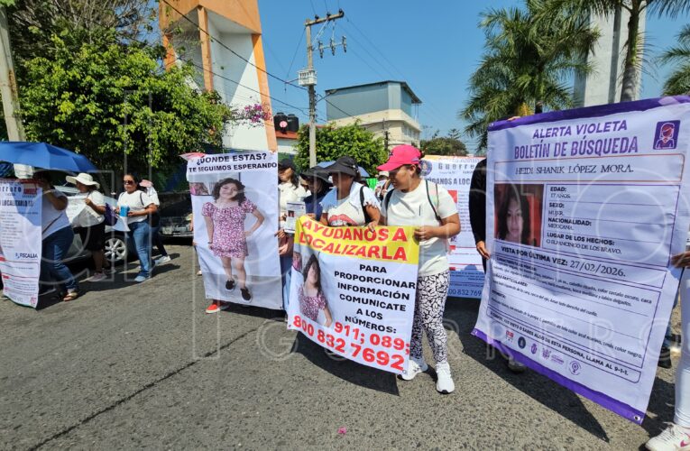 Marchan en Chilpancingo para exigir avances en la búsqueda de alumna de la UAGro desaparecida