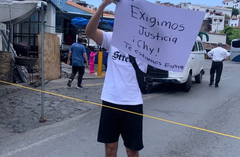Bloquean en Taxco por desaparición de joven; familiares exigen operativo de búsqueda