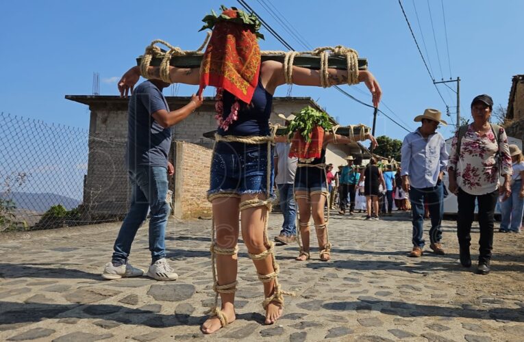 Entre espinas y fe: la penitencia que resiste en Huixtac durante Semana Santa