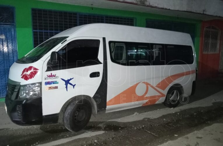 Hallan a dos hombres y una mujer torturados y asesinados dentro de una urvan del servicio público, en Acapulco