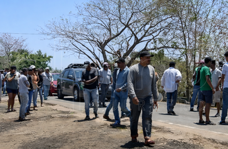 Bloquean en Petatlán por presunta agresión de marinos a jóvenes campesinos