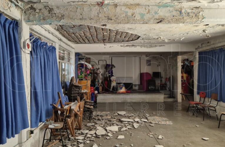 Biblioteca municipal opera entre filtraciones y riesgo por desprendimiento de loza