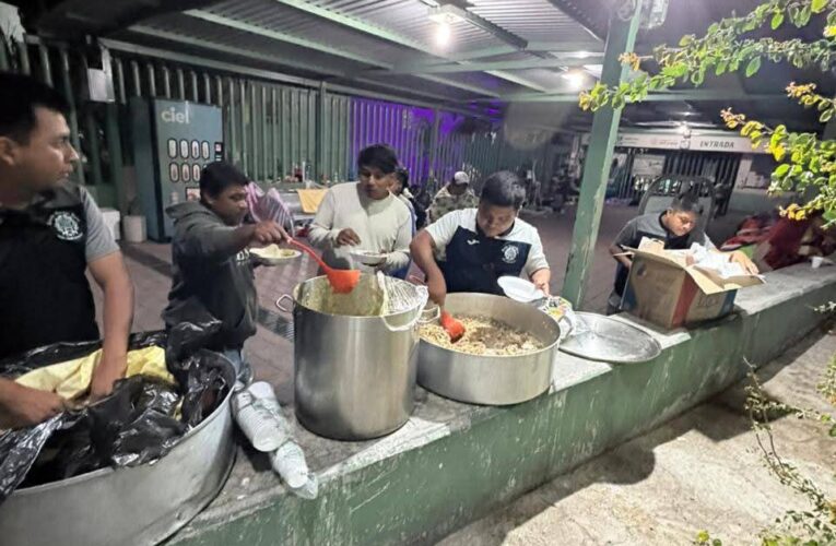 Normalistas de Ayotzinapa llevan comida al Hospital General de Chilpancingo