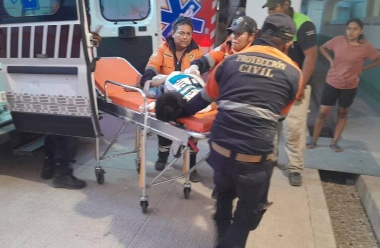 Menor resulta gravemente herido al caer sobre varillas en obra de construcción en Tlapa